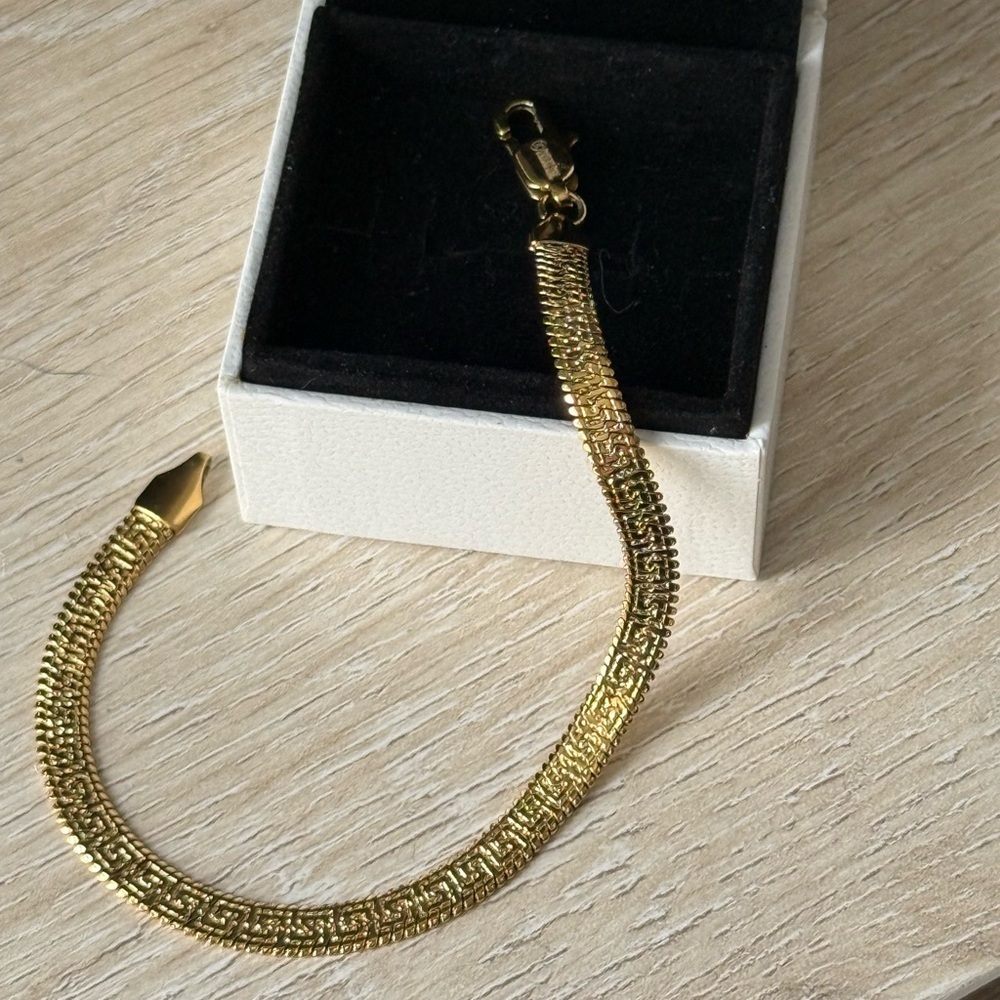 Elegant Gold Herring Bone Bracelet - Picture 2 of 3